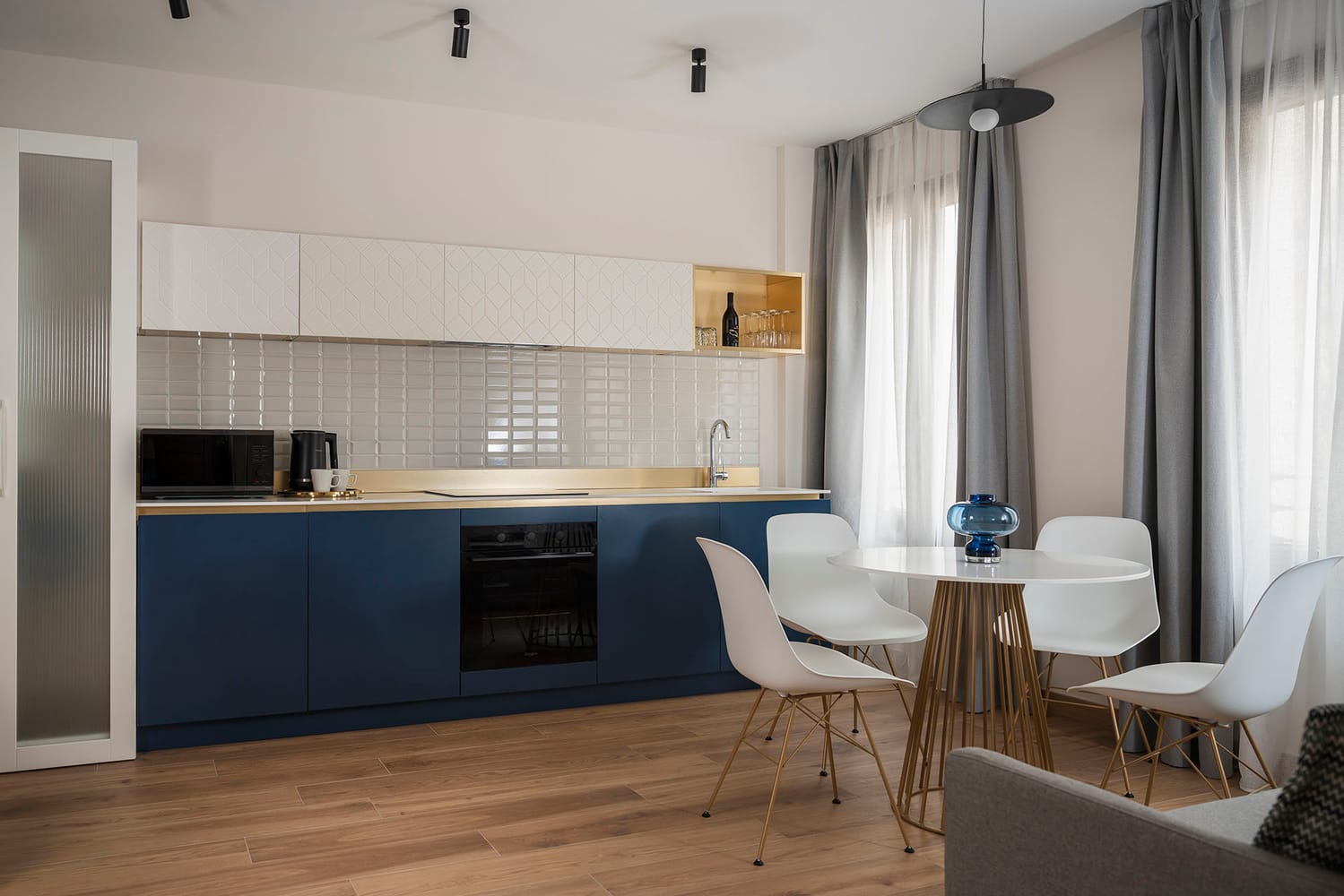 Dining room with fully equipped kitchen and table for the Classic Apartment