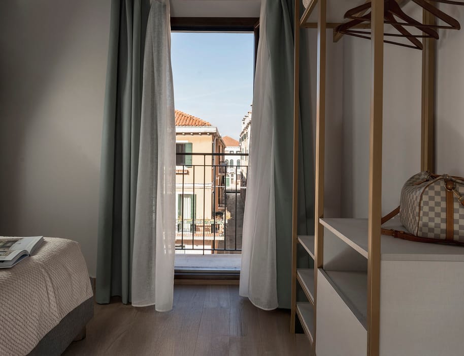 Superior Apartment with Canal View, Palazzo dei Guardiani, Venice