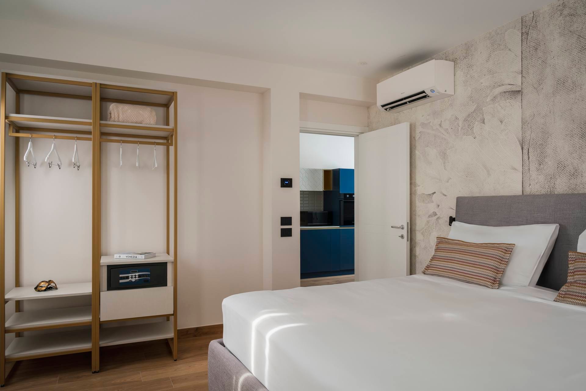 Detail of double bedroom with wardrobe, safe, and air conditioning split, Comfort Apartment, Palazzo dei Guardiani, Venice