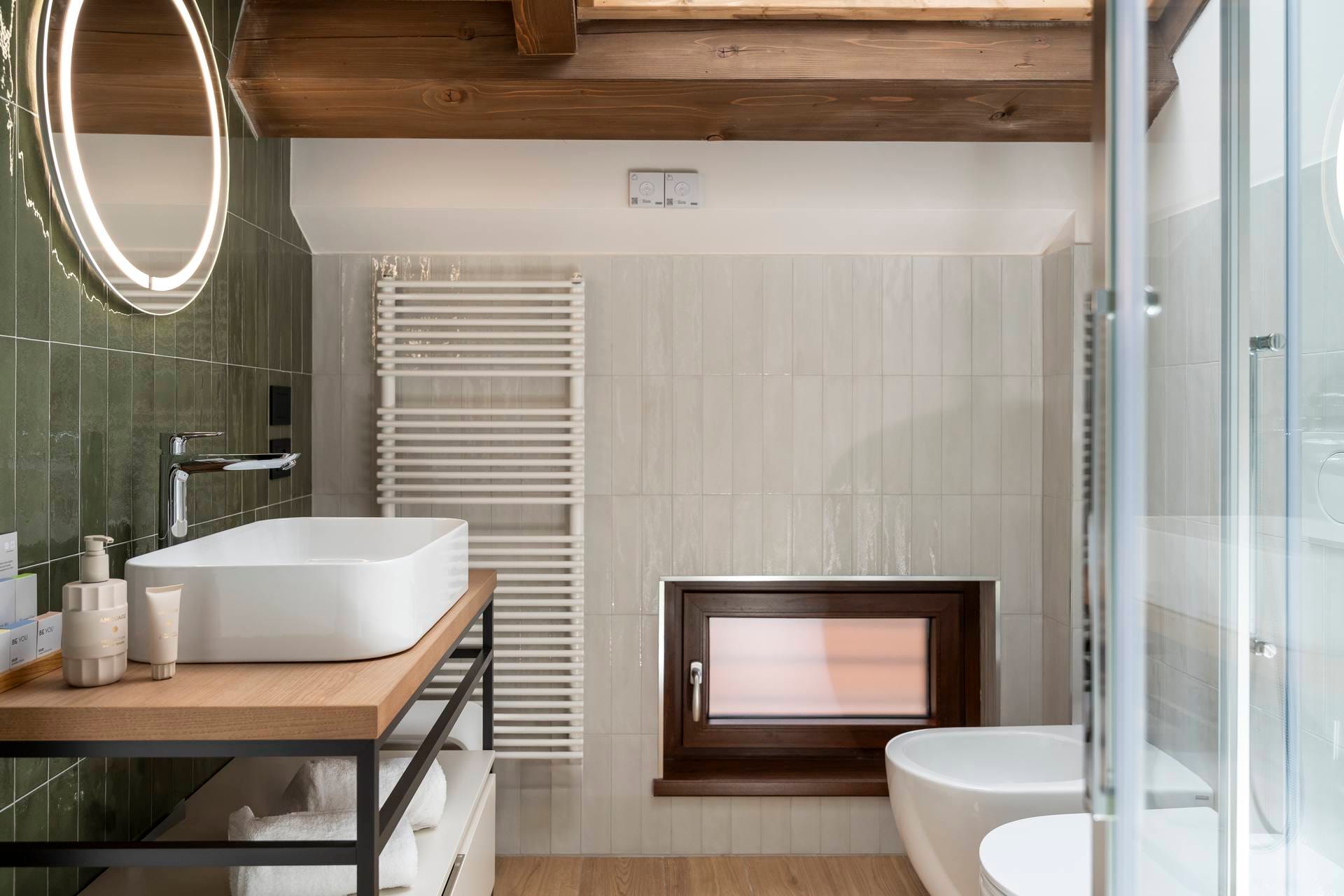 Bathroom with sink and sanitary fixtures, Comfort Apartment, Palazzo dei Guardiani, Venice