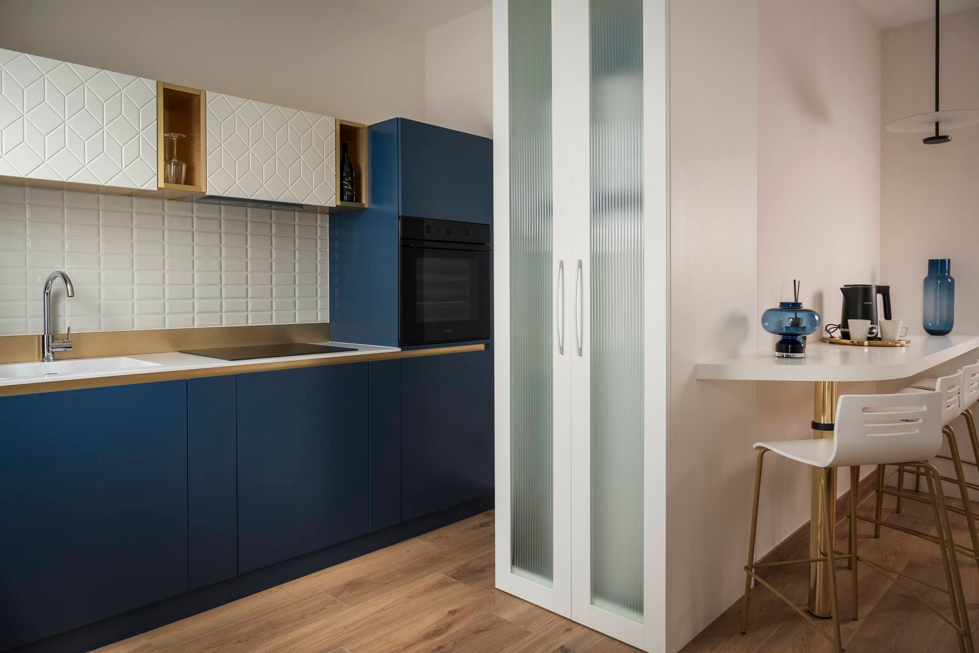 Fully equipped kitchen with breakfast bar and stools, Comfort Apartment