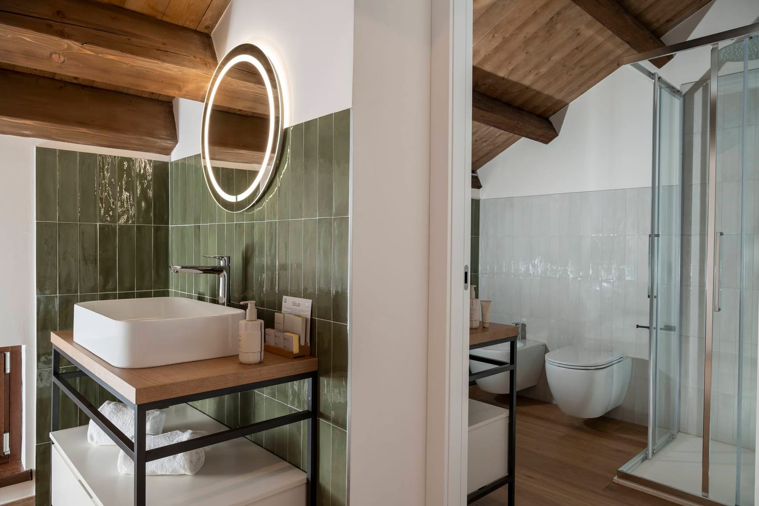 Bathroom with sink and shower cubicle in the Classic Apartment, Palazzo dei Guardiani, Venice