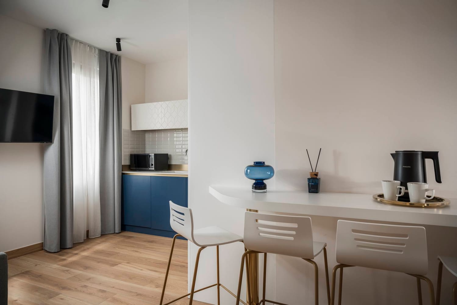 Detail of kitchen and breakfast bar with stools, Comfort Apartment