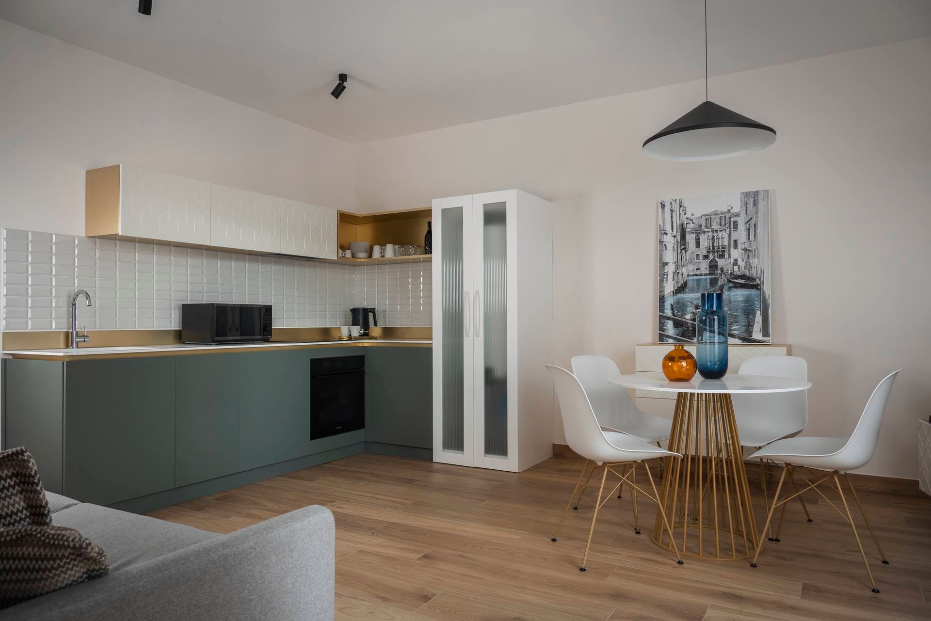 Dining room with fully equipped kitchen and table in the Classic Apartment with canal view