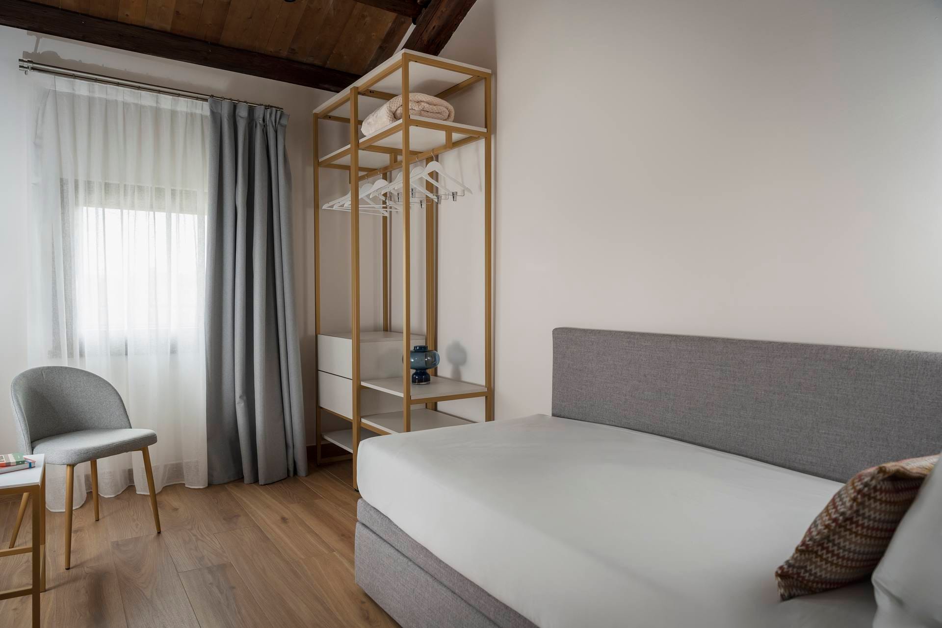 Classic Apartment, Palazzo dei Guardiani, extra bed with open wardrobe