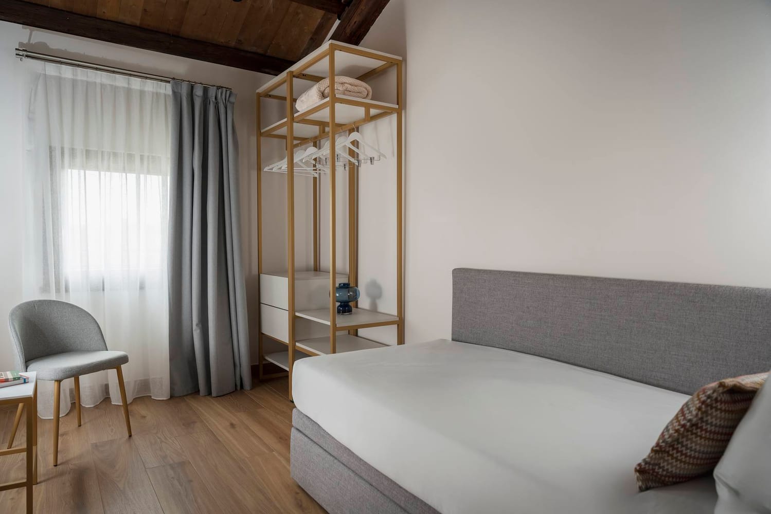 Classic Apartment, Palazzo dei Guardiani, extra bed with open wardrobe