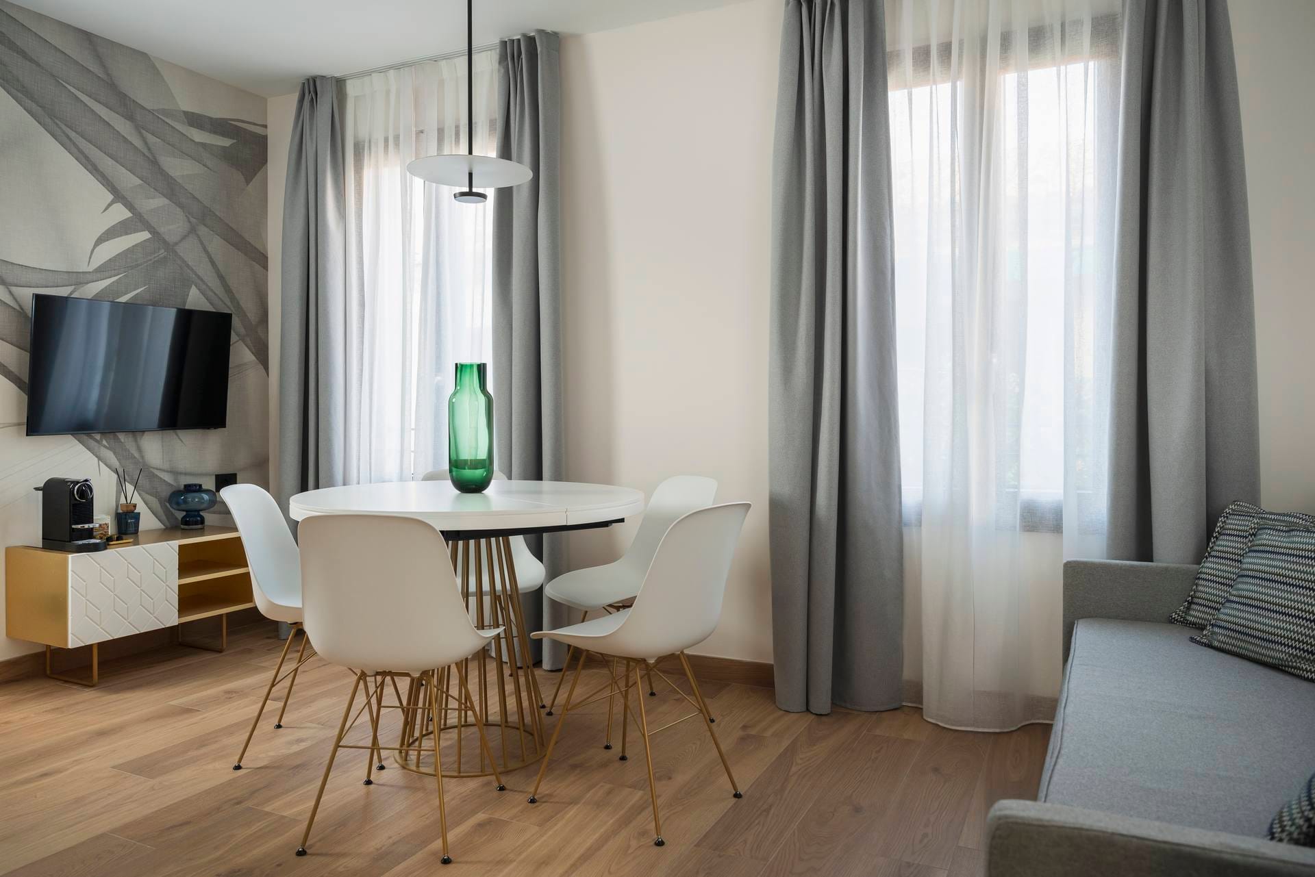 Living area with sofa, TV, and dining table, Comfort Apartment, Palazzo dei Guardiani, Venice