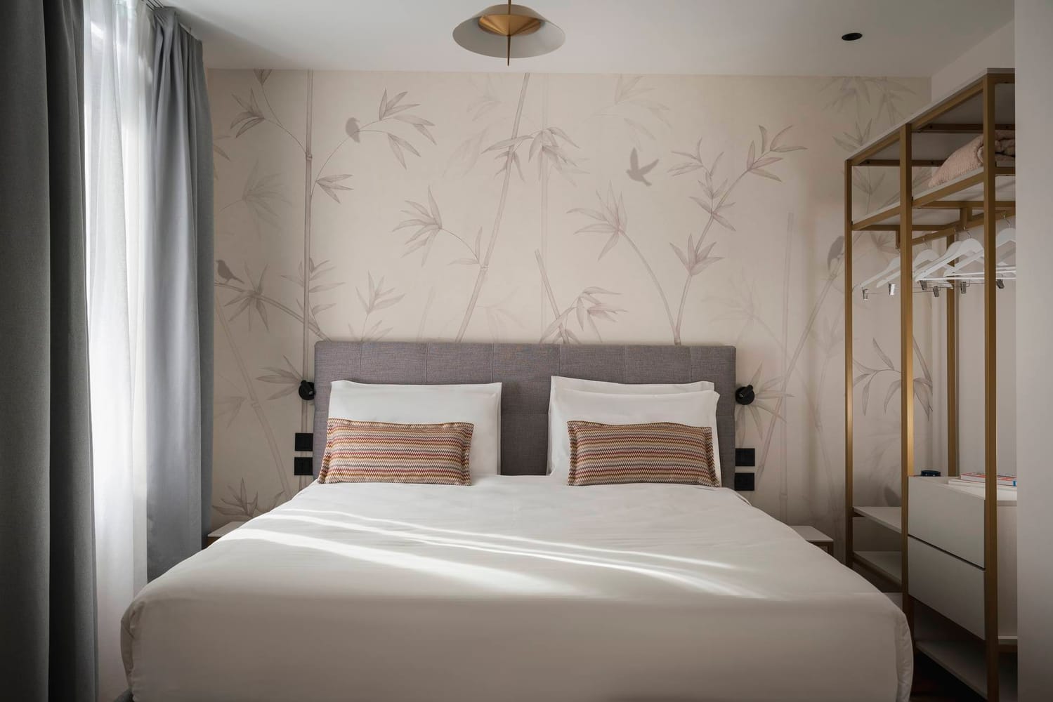 Double bedroom with open wardrobe, Comfort Apartment, Palazzo dei Guardiani, Venice