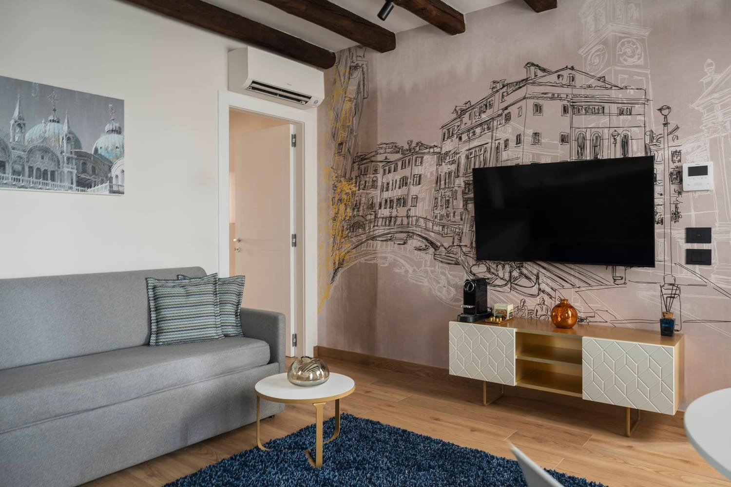 Dettaglio zona living con divano, tv a schermo piatto e split per l'Aria condizionata, Appartamento Classic vista canale