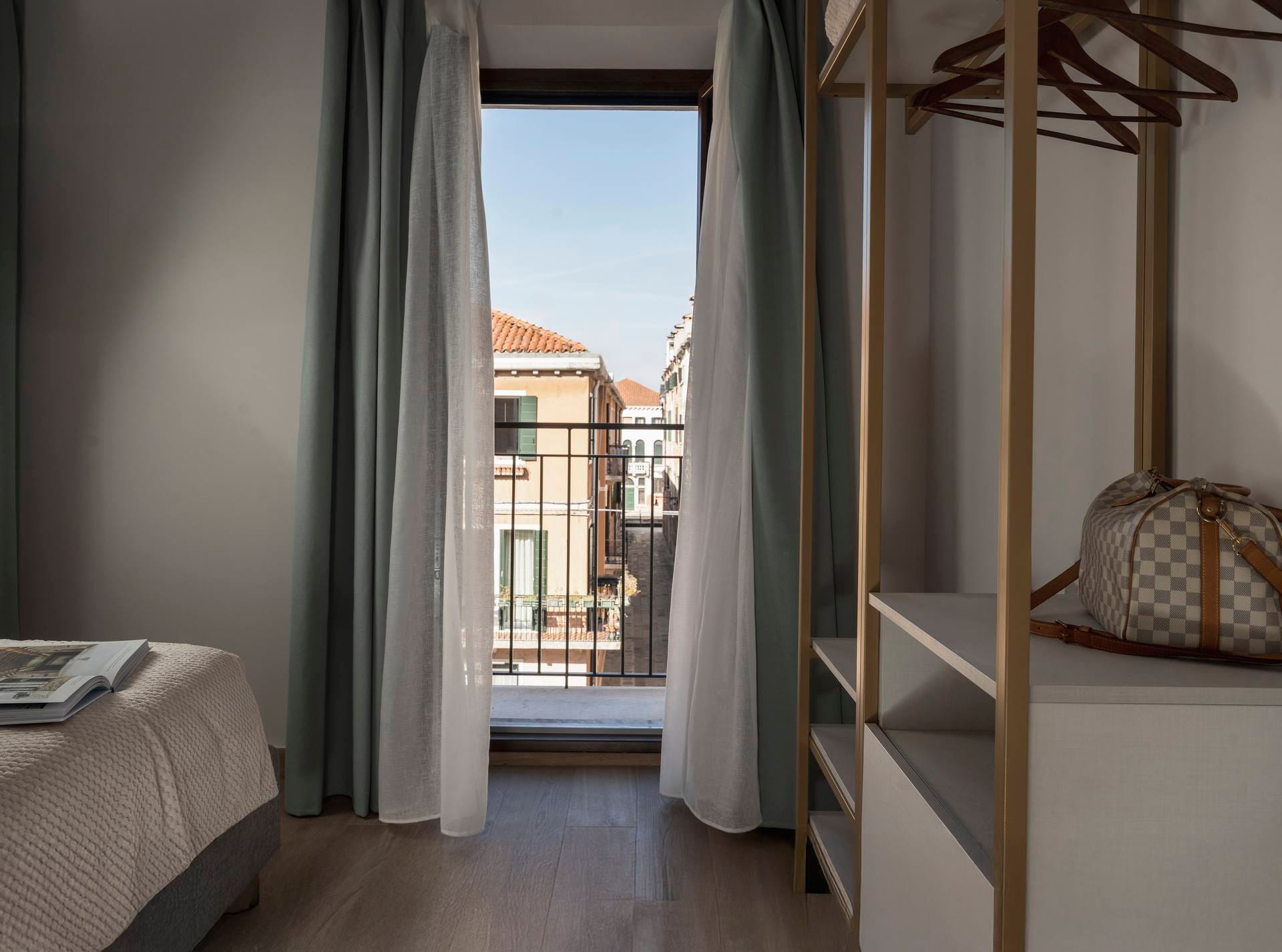 Superior Apartment with Canal View, Palazzo dei Guardiani, Venice