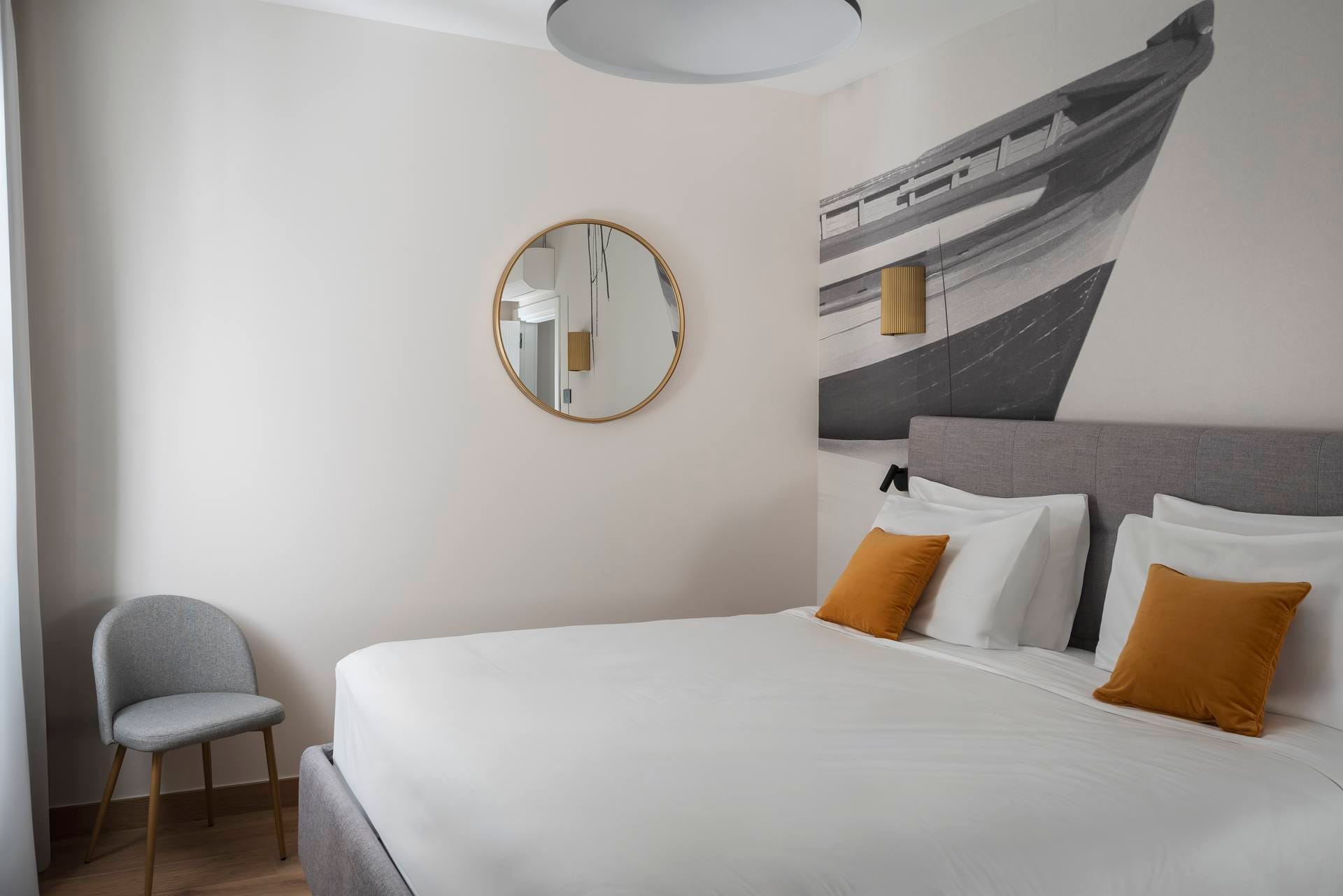 Bedroom with double bed, Classic Apartment with canal view, Palazzo dei Guardiani, Venice