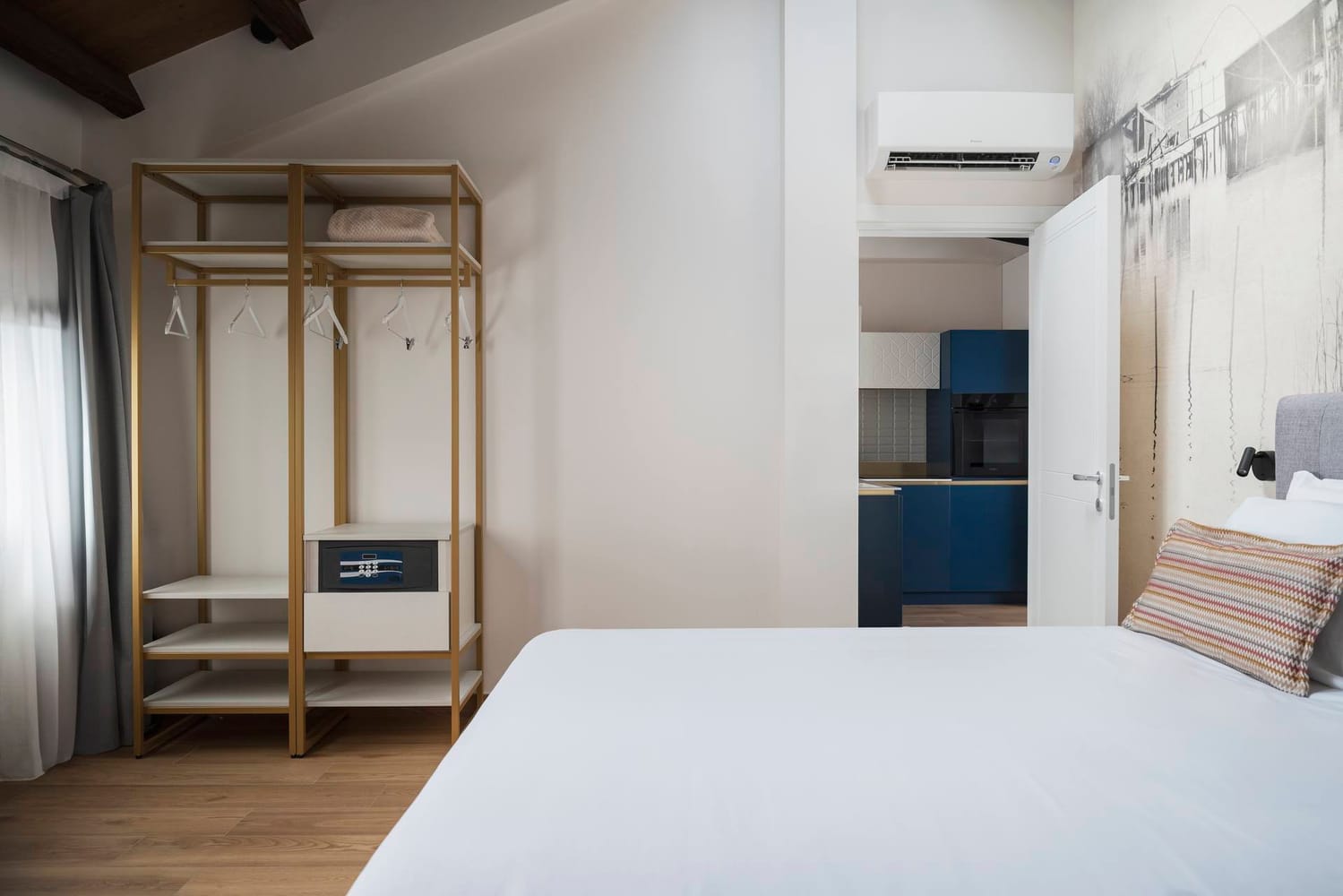 Detail of double bedroom with wardrobe, safe, and air conditioning split, Comfort Apartment, Palazzo dei Guardiani, Venice