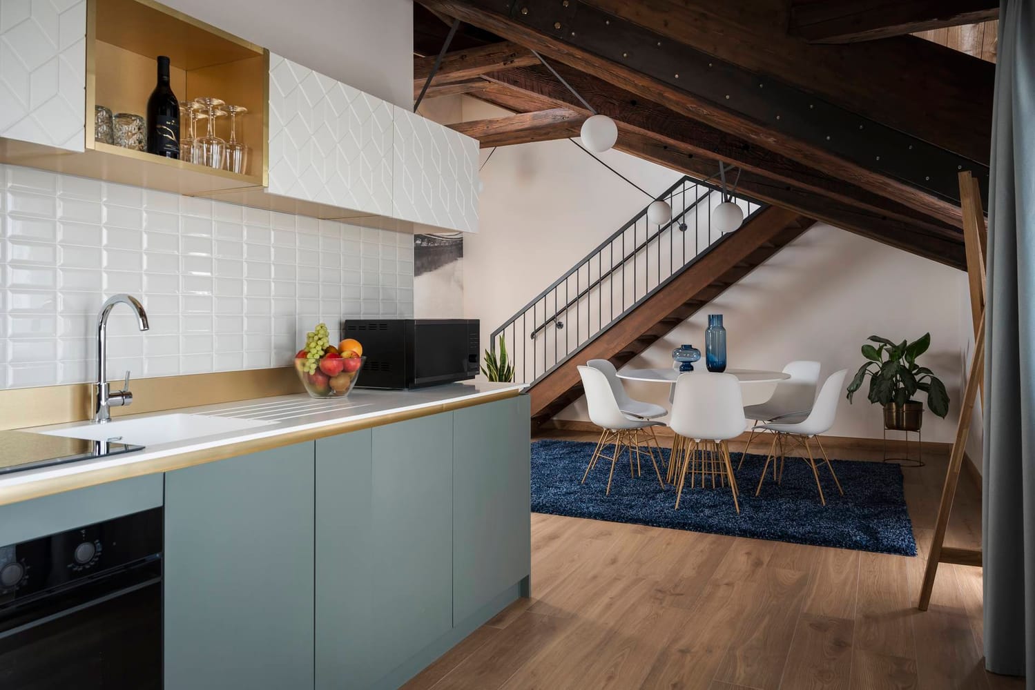 Fully equipped kitchen with dining table in the Executive Apartment, Palazzo dei Guardiani, Venice