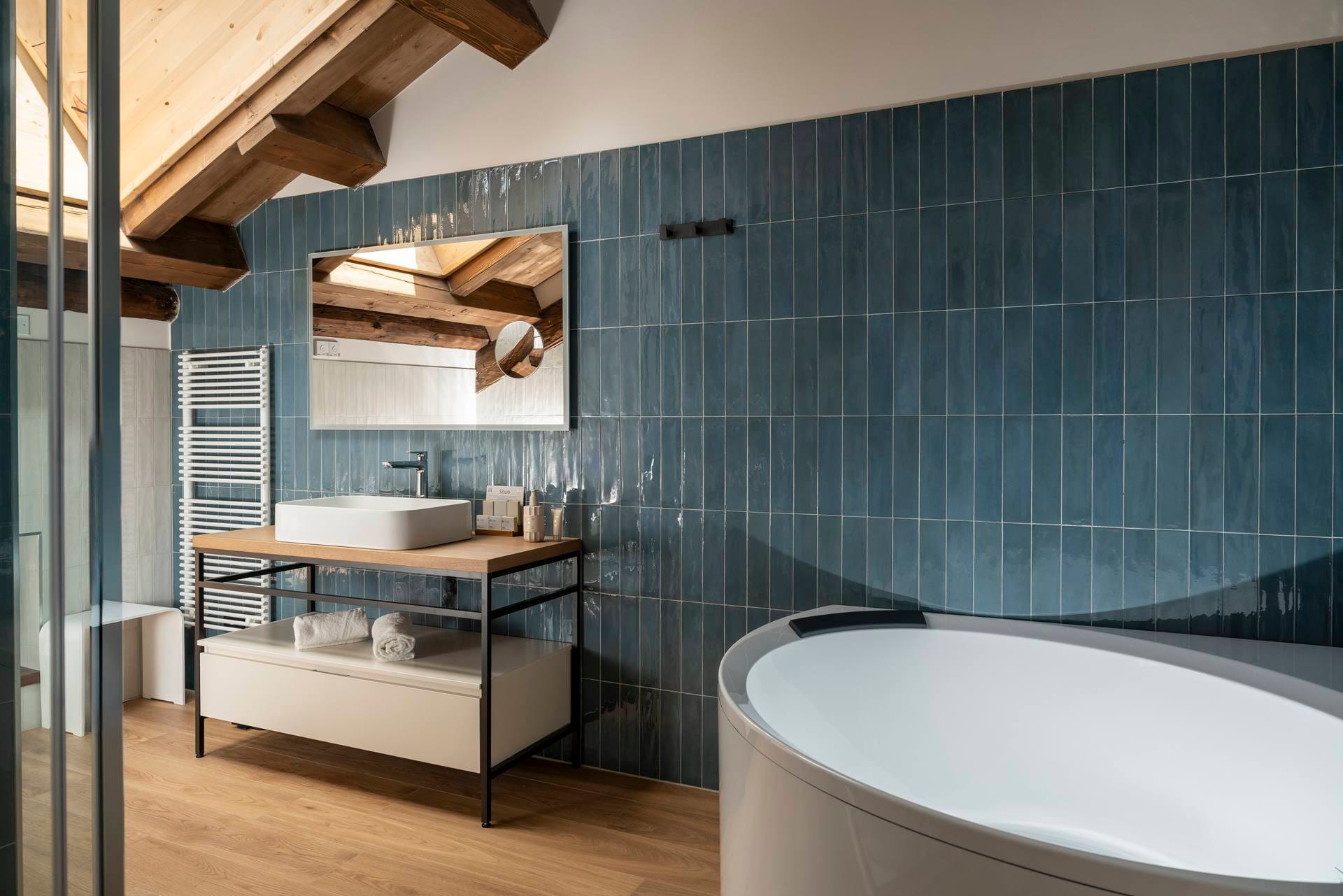 Bathroom with sink and bathtub, Comfort Apartment, Palazzo dei Guardiani, Venice