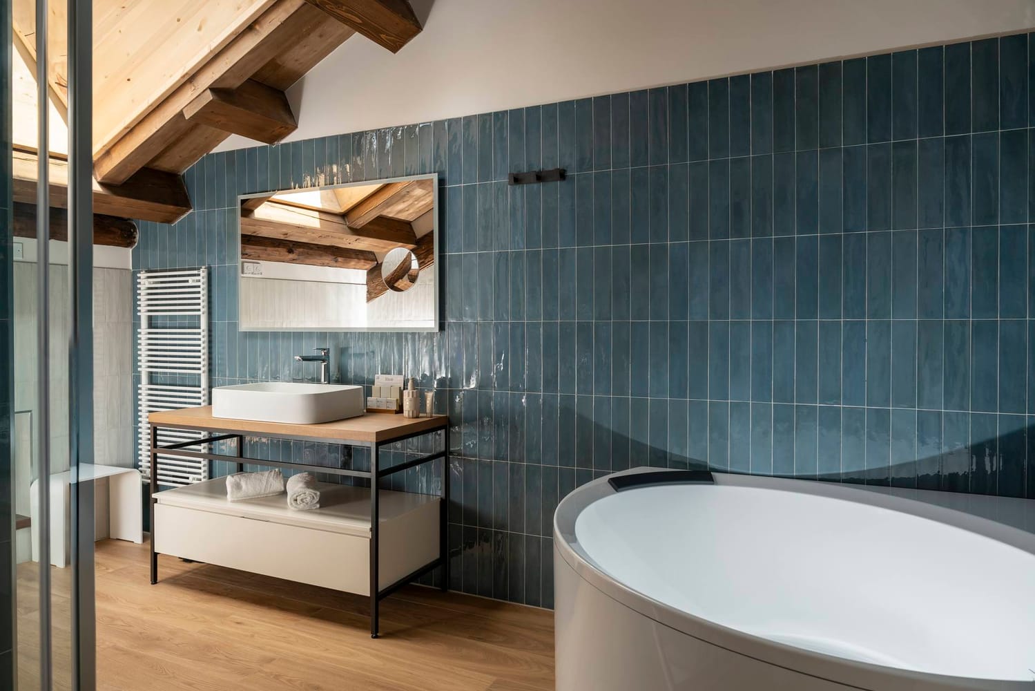 Bathroom with sink and bathtub, Comfort Apartment, Palazzo dei Guardiani, Venice