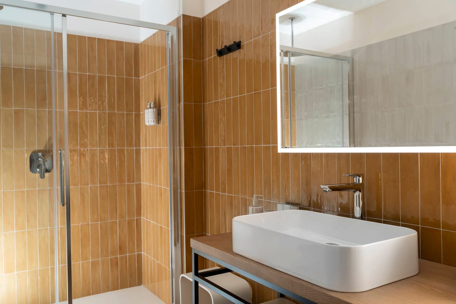 Bathroom with sink and shower cubicle in the Classic Apartment, Palazzo dei Guardiani, Venice