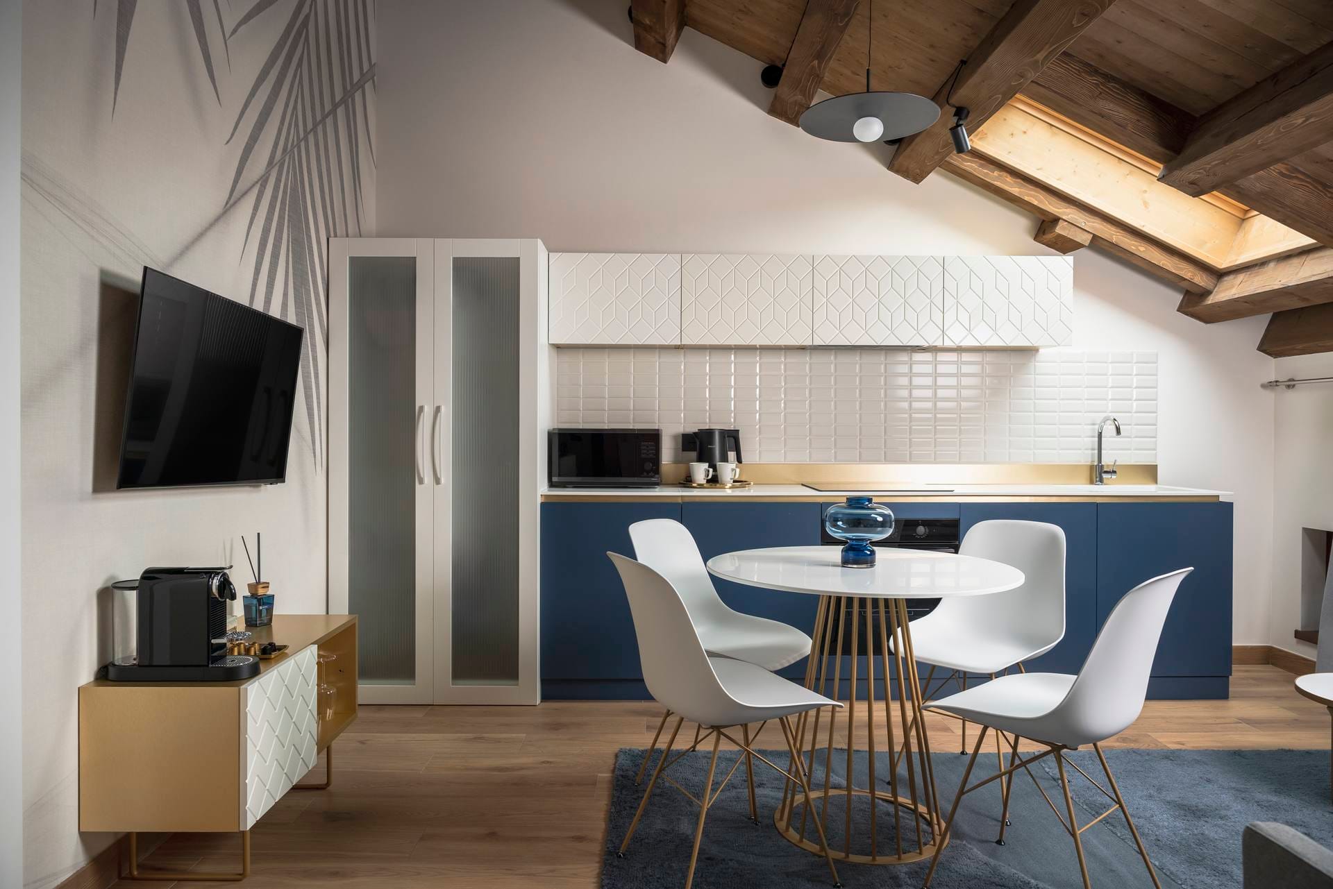 Fully equipped kitchen with dining table and flat-screen TV in the Classic Apartment, Palazzo dei Guardiani, Venice