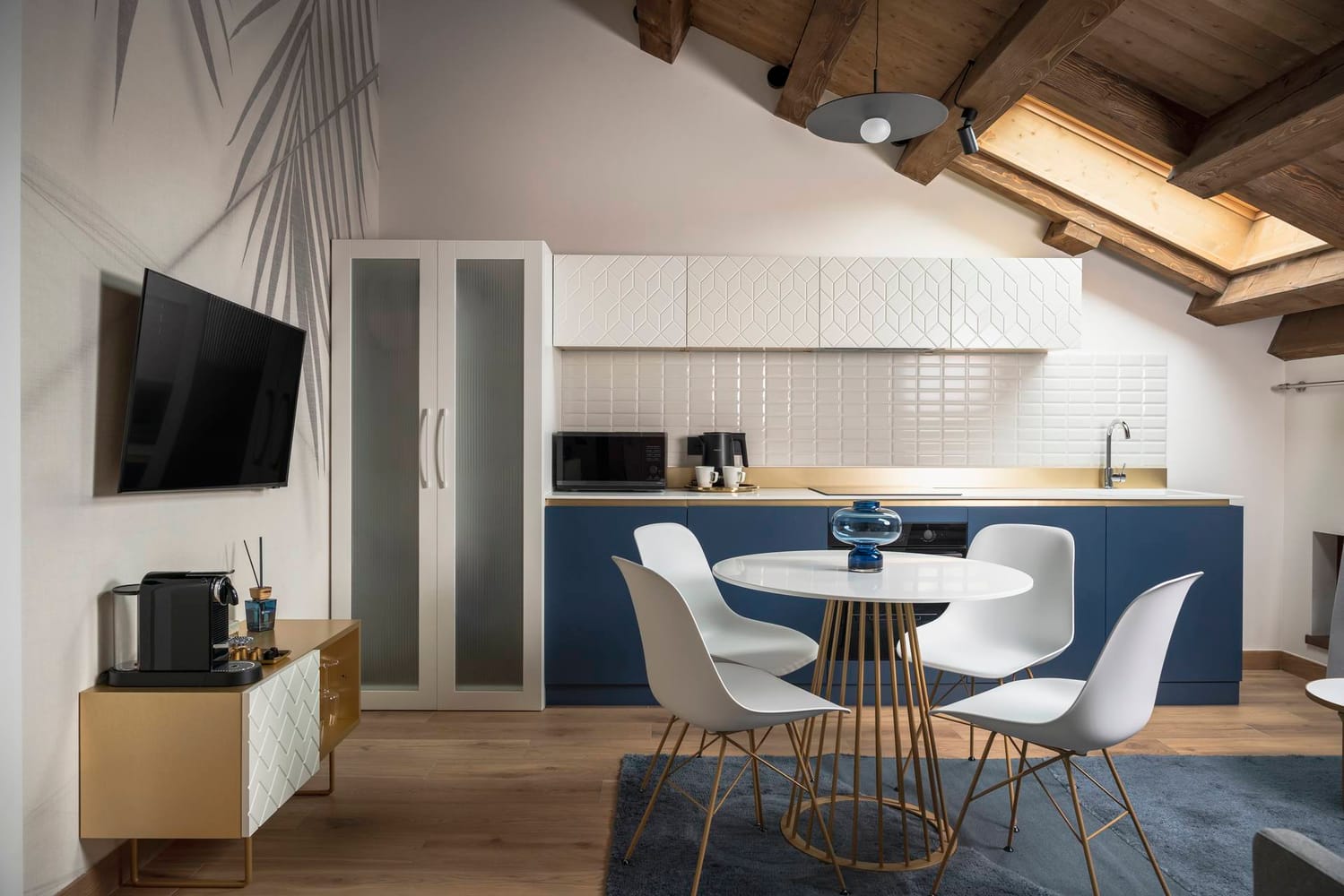 Fully equipped kitchen with dining table and flat-screen TV in the Classic Apartment, Palazzo dei Guardiani, Venice